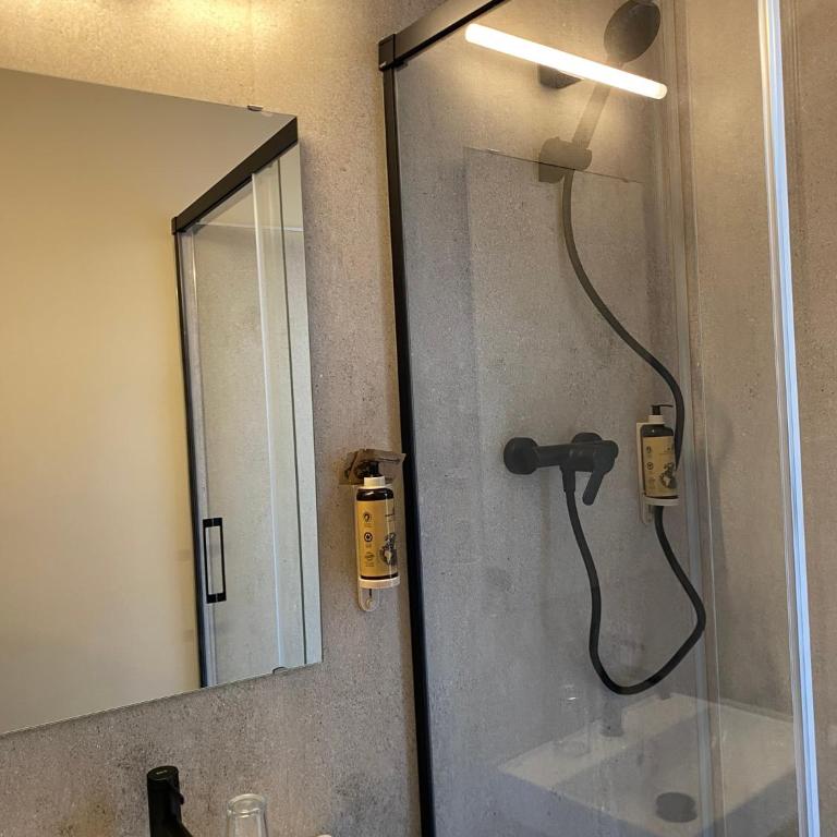 Pensión Coral - Single Room with Shared Shower and Toilet - 6