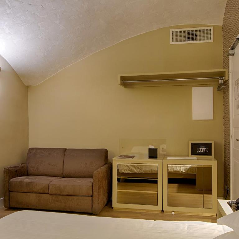 Caruso Place Luxury Rooms & Suites - Camera Tripla Deluxe - 4