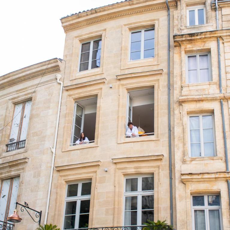 LOLA Boutique Hôtel - Bordeaux Centre - Chambre Double Deluxe avec Balcon - Vue sur Église - 12