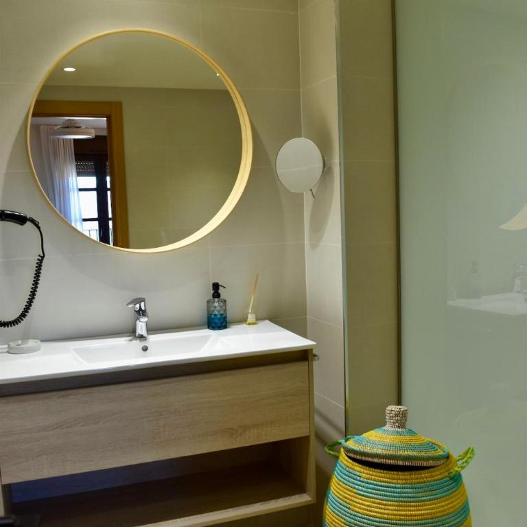 Casa albañil, aptos en la Ribagorza, arte, ciclismo, naturaleza y enoturismo, entre Graus y Torreciudad - Three-Bedroom Apartment with Mountain View - 20