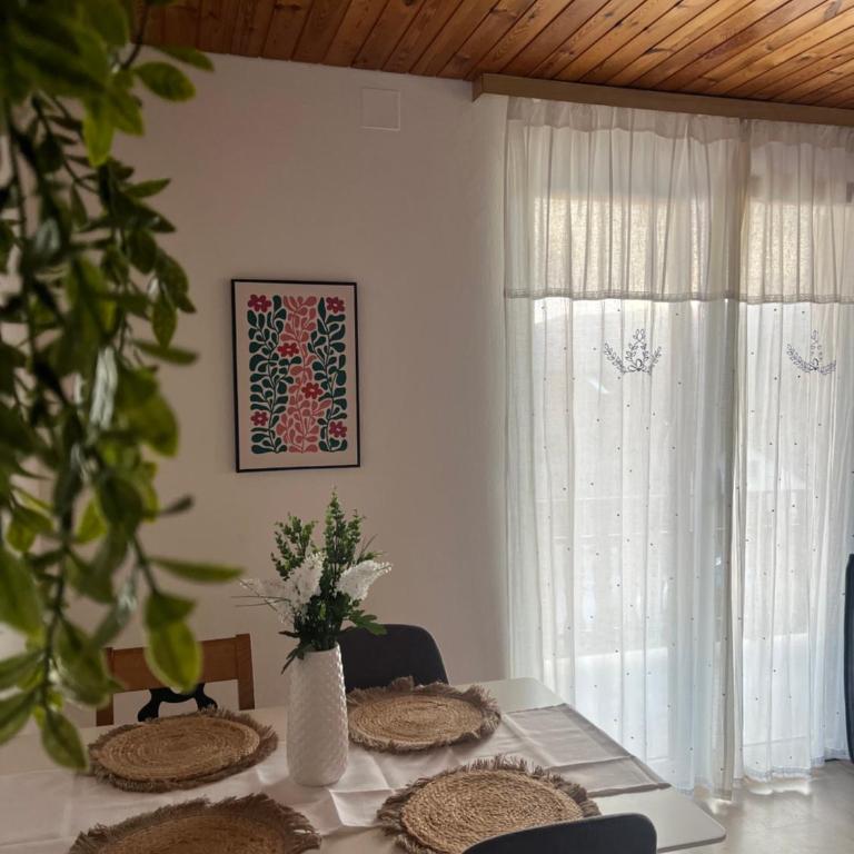 Flo und Vanessas Ferienwohnungen - Apartment mit 1 Schlafzimmer, Balkon und Aussicht auf das Wasser - 1