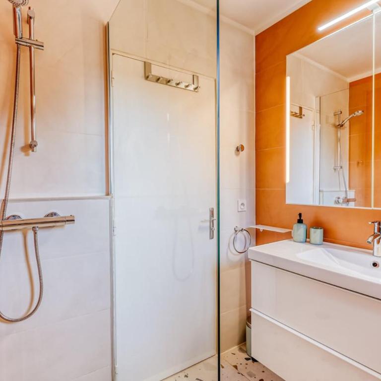 Stunning modern 2 Br with pool 5-min walk to - Appartement 2 Chambres - 4
