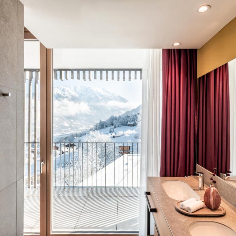 Falkensteiner Family Hotel Montafon - The Leading Hotels of the World - Suite mit Panoramablick und Balkon - 4