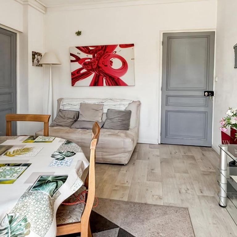Family 3-Bedroom Apartment Near Downtown Cannes - Apartment - 3