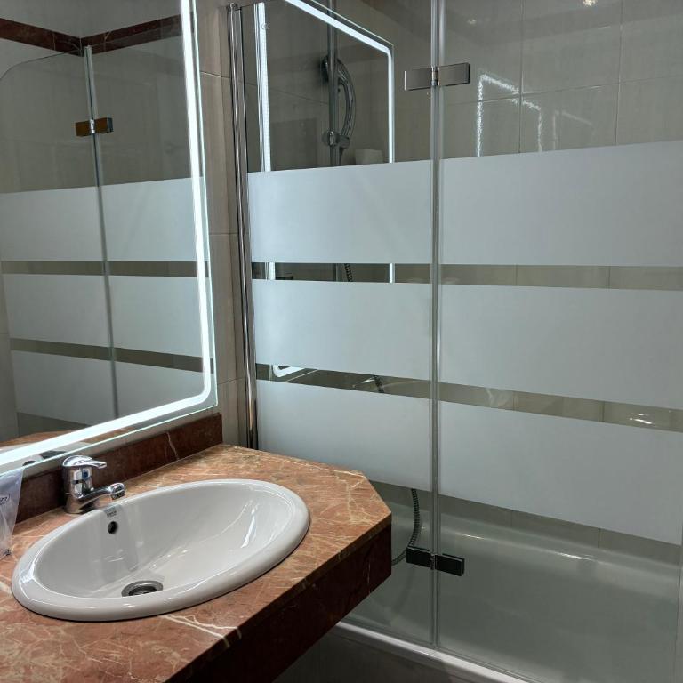 Hotel Travessera - Budget Single Room - 5