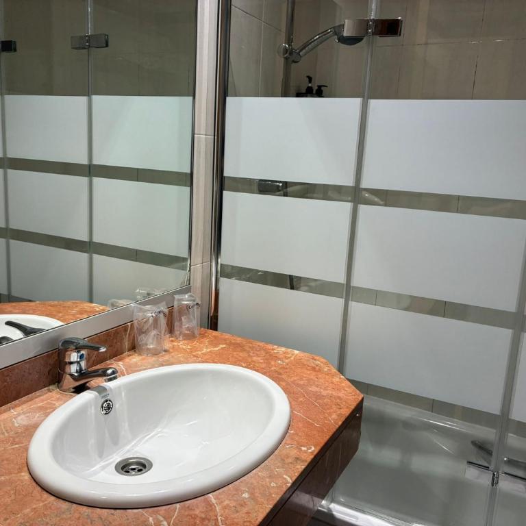 Hotel Travessera - Twin Room with Extra Bed - 3