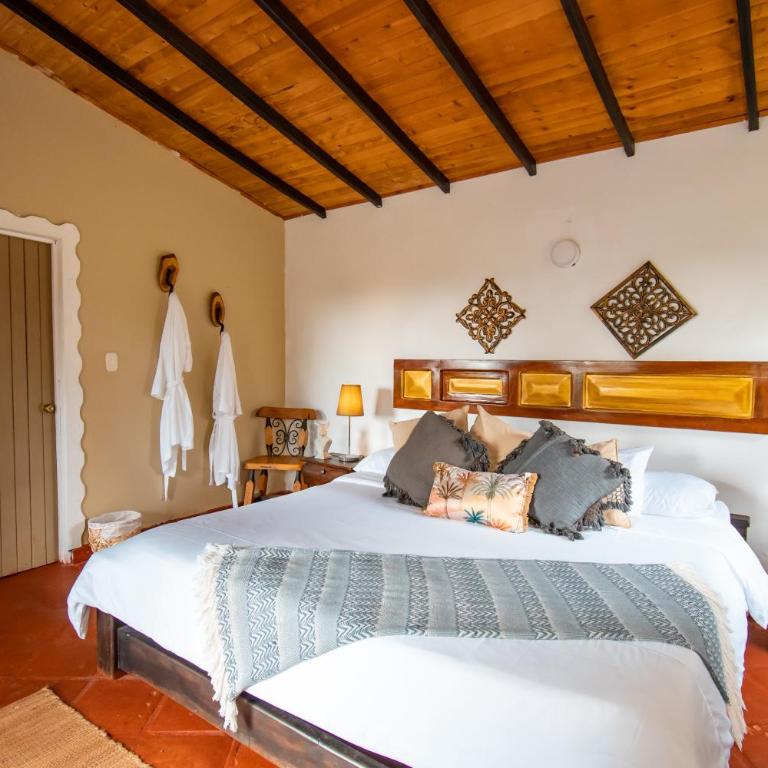Linaje Salvaje Hotel - Habitación con cama grande y balcón - 6