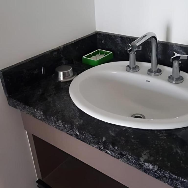 Departamento de 3 Ambientes ubicación a 3 cuadras del centro 2 Dormitorios Sum, 2 Piletas una interior Climatizada y otra exterior Templada con Solario - Apartamento de 2 dormitorios - 3