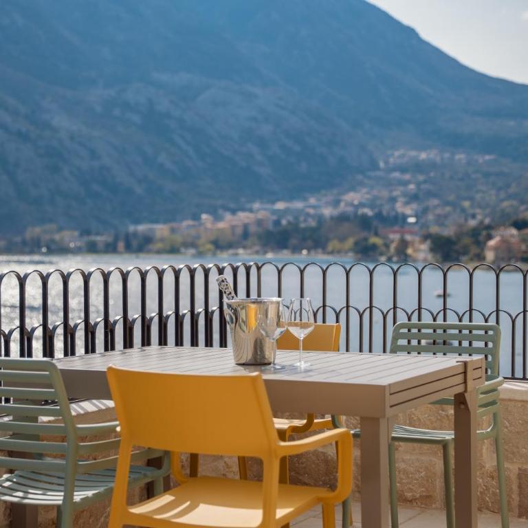 Mare Vista Kotor - Elegant Sea View Loft - Two-Bedroom Apartment with Balcony and Sea View - 3