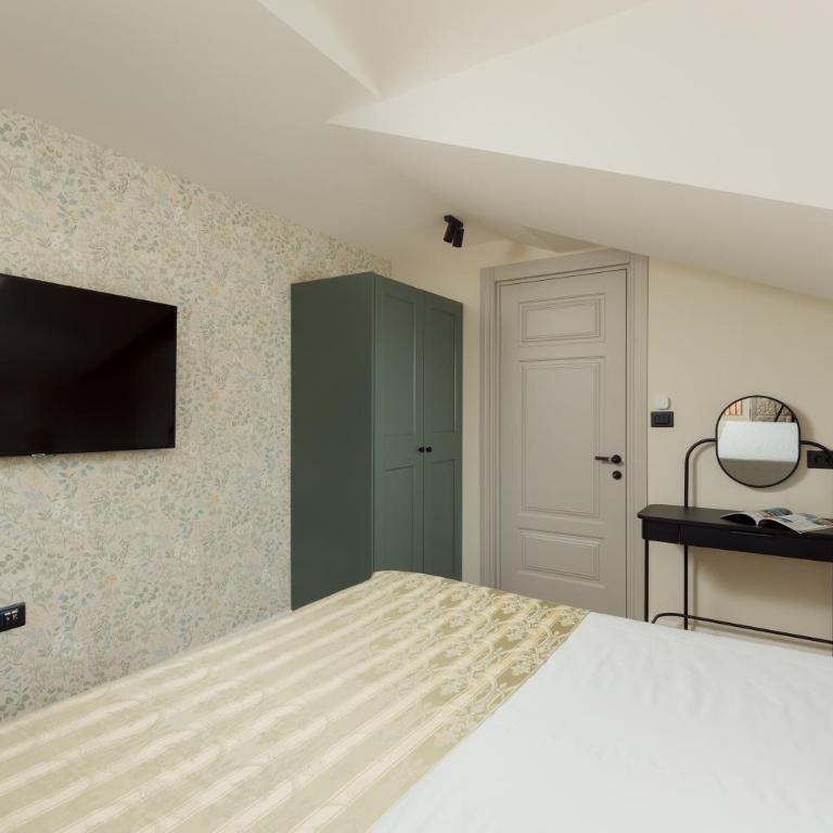 Mare Vista Kotor - Elegant Sea View Loft - Two-Bedroom Apartment with Balcony and Sea View - 16