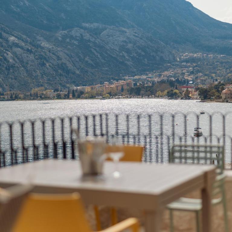 Mare Vista Kotor - Elegant Sea View Loft - Two-Bedroom Apartment with Balcony and Sea View - 2