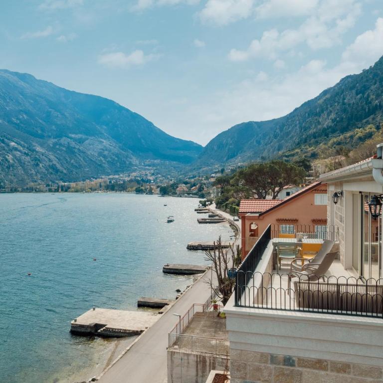 Mare Vista Kotor - Elegant Sea View Loft - Two-Bedroom Apartment with Balcony and Sea View - 4