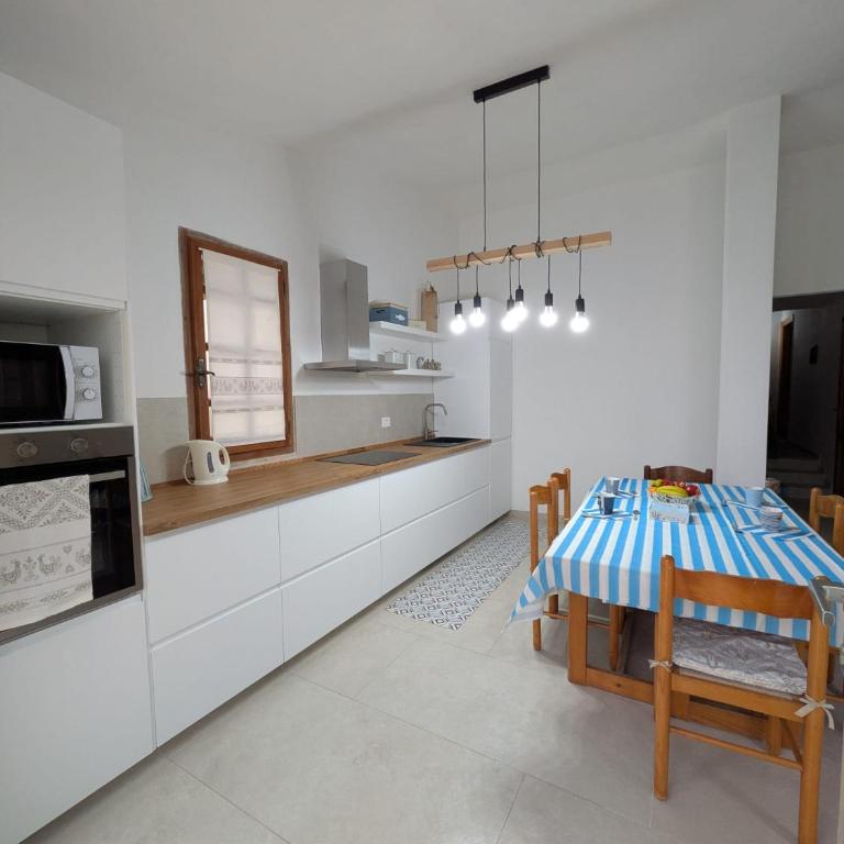 Sa Domu de Is Istellas - Four-Bedroom House - 14