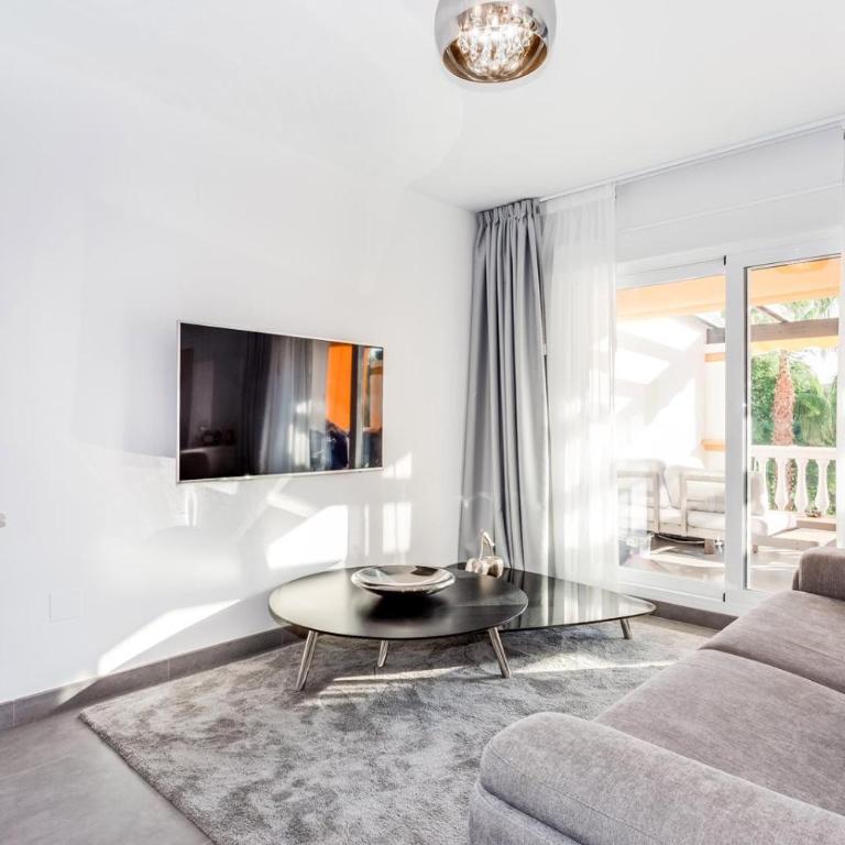by RIVA - Elegant, Contemporary 2 Bedroom Apartment in Dama de Noche Puerto Banus - Apartamento de 2 dormitorios - 3