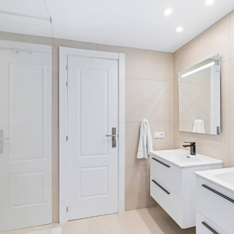 by Riva - Stylish 3 Bedroom Luxury Apartment in Los Naranjos de Marbella - Apartamento de 3 dormitorios - 14