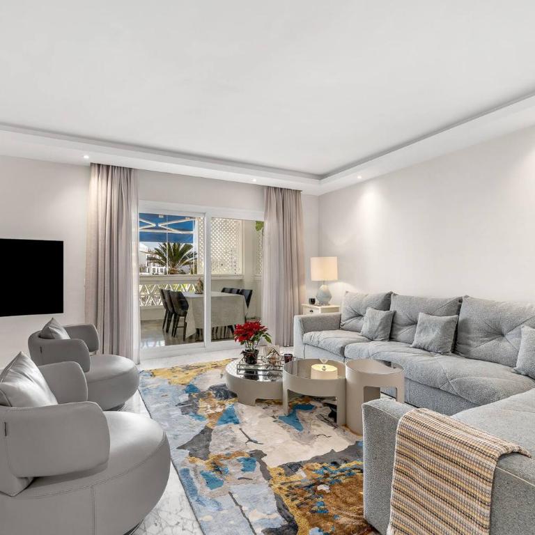 Modern and Large apartment in the heart of Puerto Banus - Three-Bedroom Apartment - 1