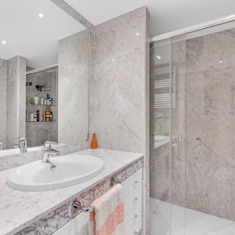 Modern and Large apartment in the heart of Puerto Banus - Three-Bedroom Apartment - 8