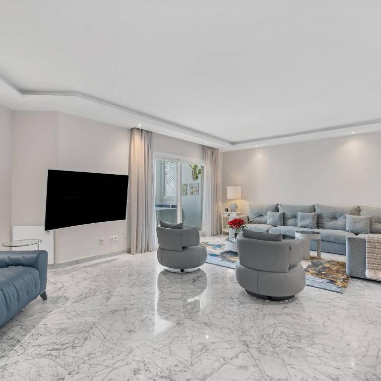 Modern and Large apartment in the heart of Puerto Banus - Three-Bedroom Apartment - 9