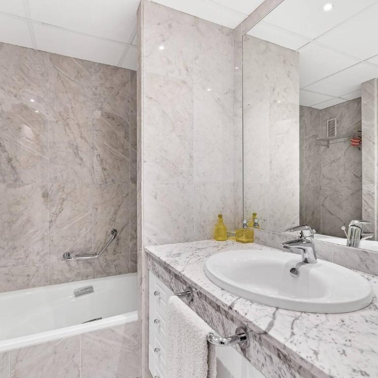 Modern and Large apartment in the heart of Puerto Banus - Three-Bedroom Apartment - 10