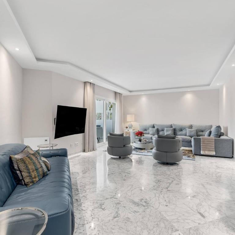 Modern and Large apartment in the heart of Puerto Banus - Three-Bedroom Apartment - 11