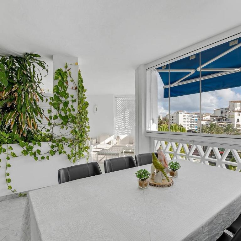 Modern and Large apartment in the heart of Puerto Banus - Three-Bedroom Apartment - 16