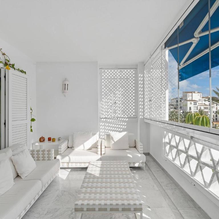 Modern and Large apartment in the heart of Puerto Banus - Three-Bedroom Apartment - 17