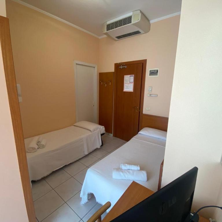 Hotel HARRY'S Hospitality Riccione-Fronte Mare - Camera Doppia con Letti Singoli con Balcone - 3