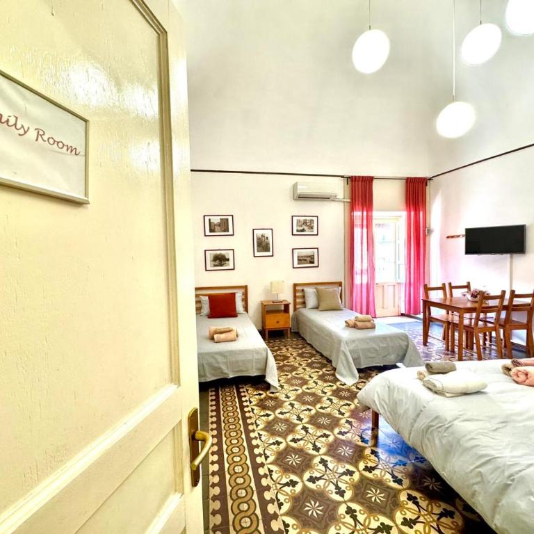 AlbaChiara Guesthouse - Quadruple Room with Private External Bathroom - 1