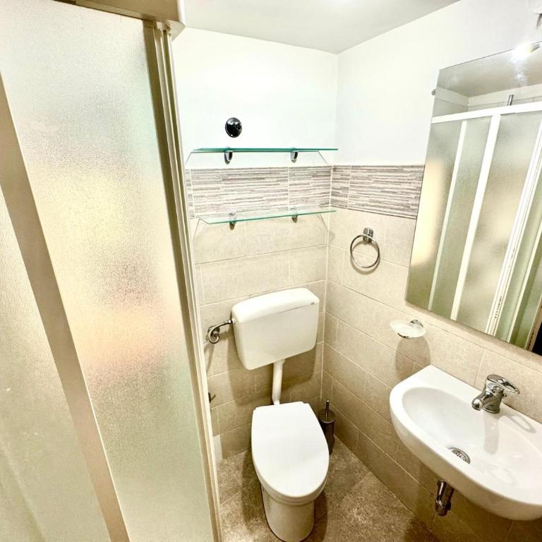 AlbaChiara Guesthouse - Quadruple Room with Private Bathroom - 22
