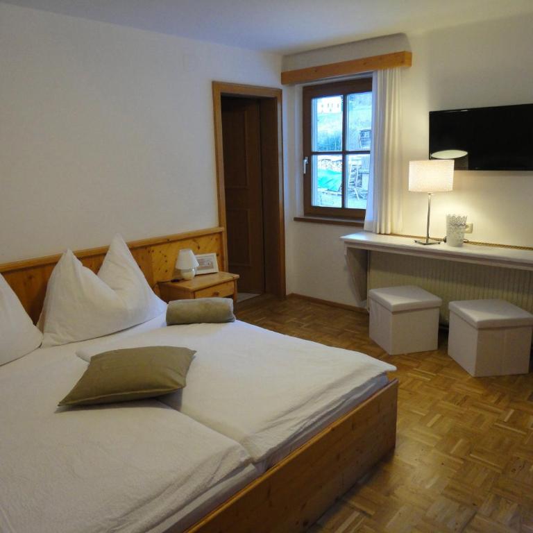 Wohlfühl-PENSION KREISCHBERG - Vierbettzimmer mit Blick auf das Dorf - 2