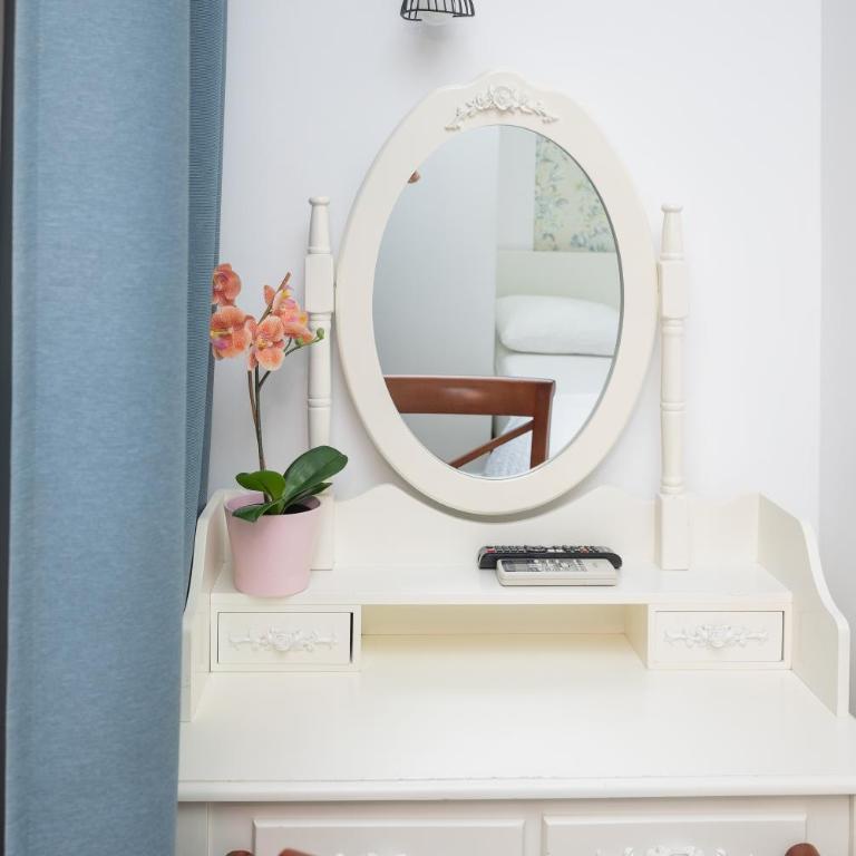 Una Ubicacion Perfecta - Two-Bedroom Apartment - 3