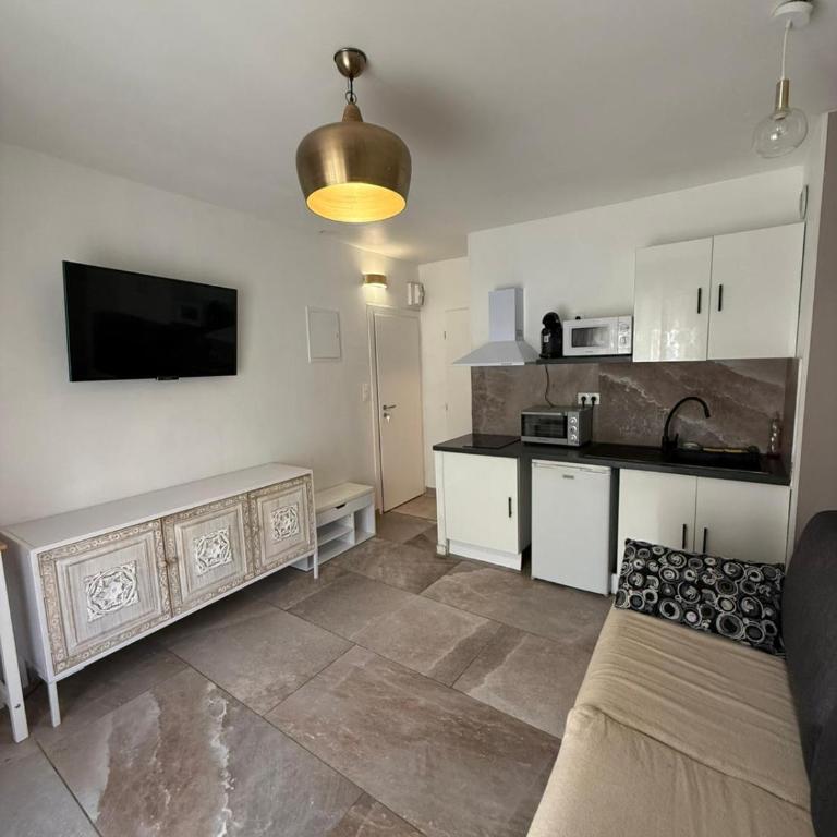 Jolie studio entièrement rénové 5 min cathédrale 15 min des plage - One-Bedroom Apartment - 1