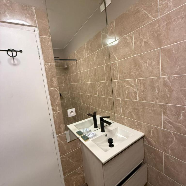 Jolie studio entièrement rénové 5 min cathédrale 15 min des plage - One-Bedroom Apartment - 2
