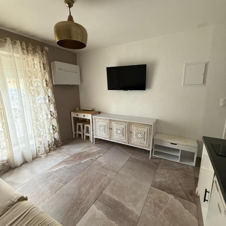 Jolie studio entièrement rénové 5 min cathédrale 15 min des plage - One-Bedroom Apartment - 4