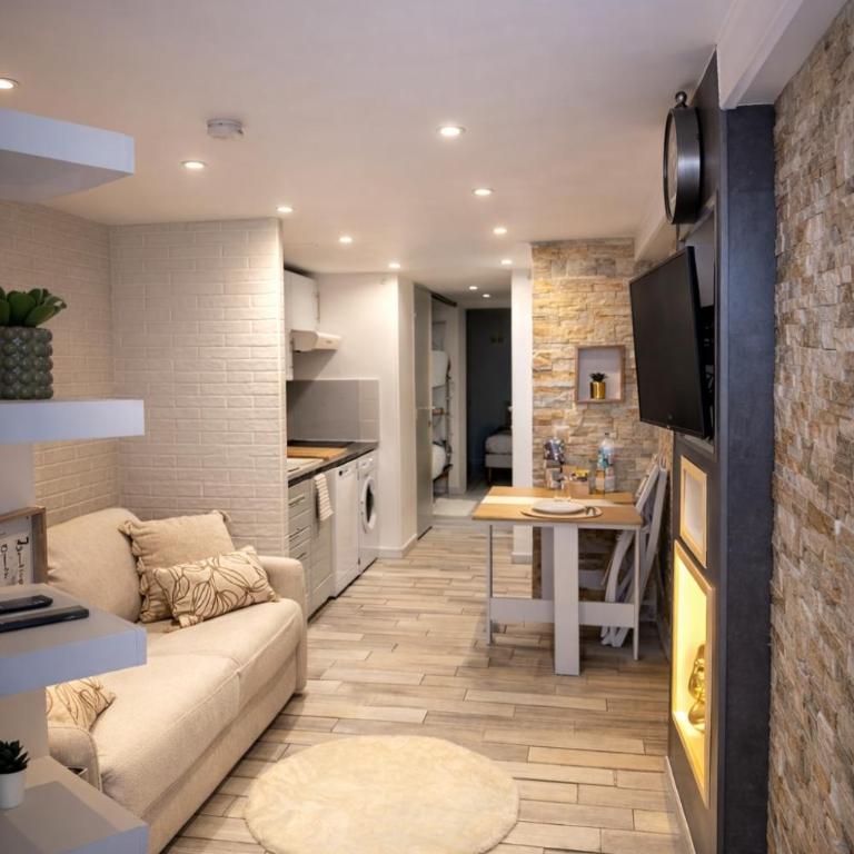 Au cœur du Vieil Antibes, T2 confort absolu en front de mer - One-Bedroom Apartment - 1