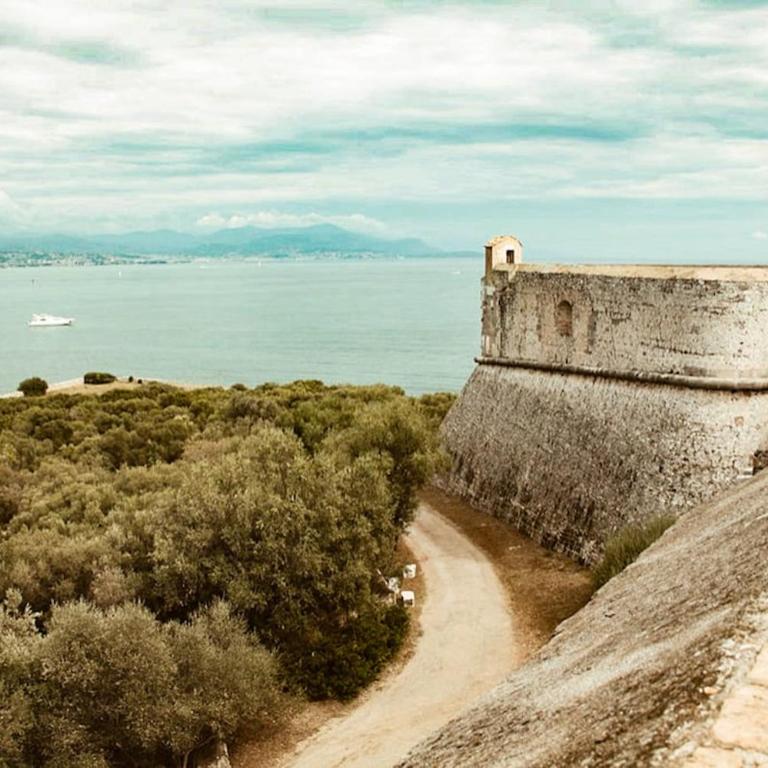 Au cœur du Vieil Antibes, T2 confort absolu en front de mer - One-Bedroom Apartment - 2