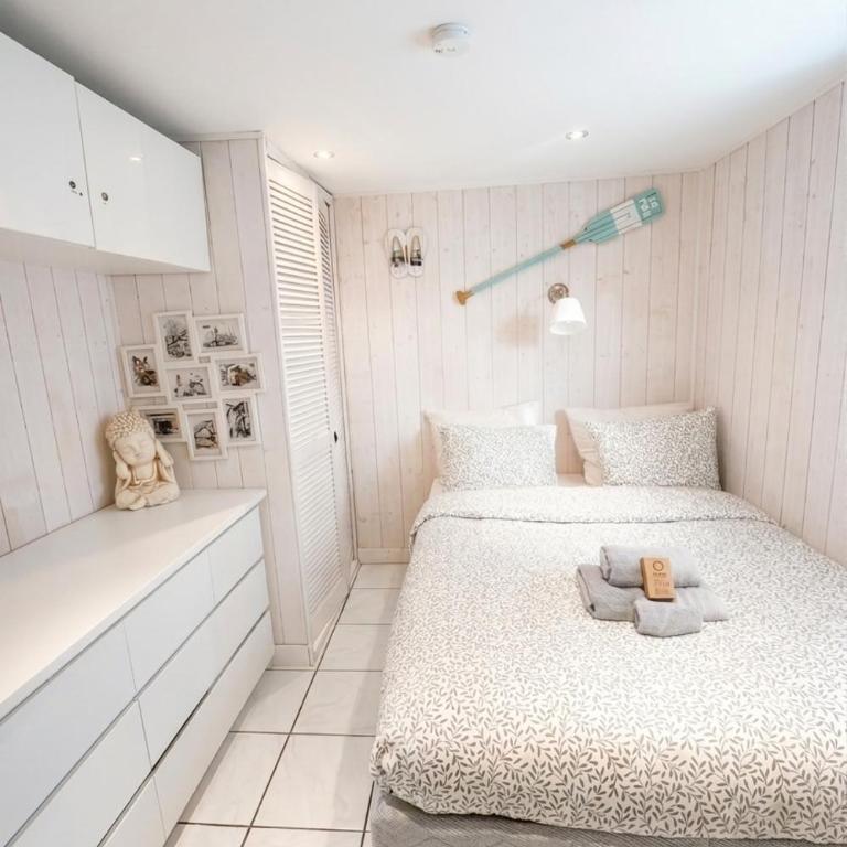 Au cœur du Vieil Antibes, T2 confort absolu en front de mer - One-Bedroom Apartment - 4