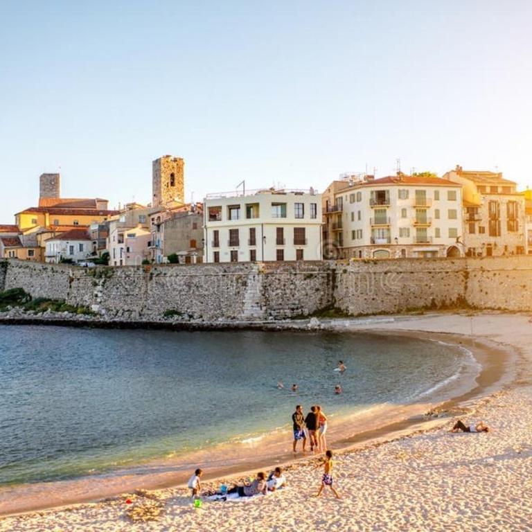 Au cœur du Vieil Antibes, T2 confort absolu en front de mer - One-Bedroom Apartment - 10