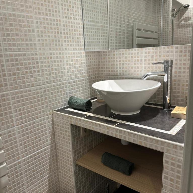 Au cœur du Vieil Antibes, T2 confort absolu en front de mer - One-Bedroom Apartment - 17