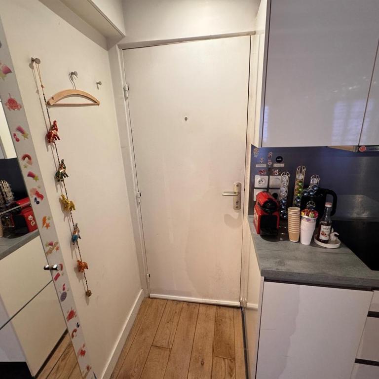 1 Cozy Studio in Historic 3rd Arr Near Metro - One-Bedroom Apartment - 24