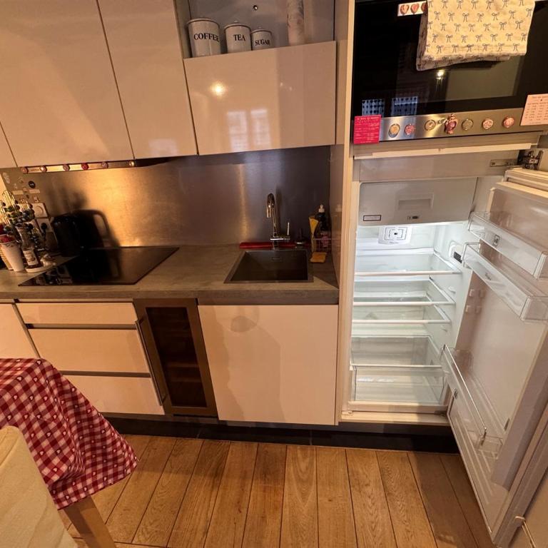 1 Cozy Studio in Historic 3rd Arr Near Metro - One-Bedroom Apartment - 13
