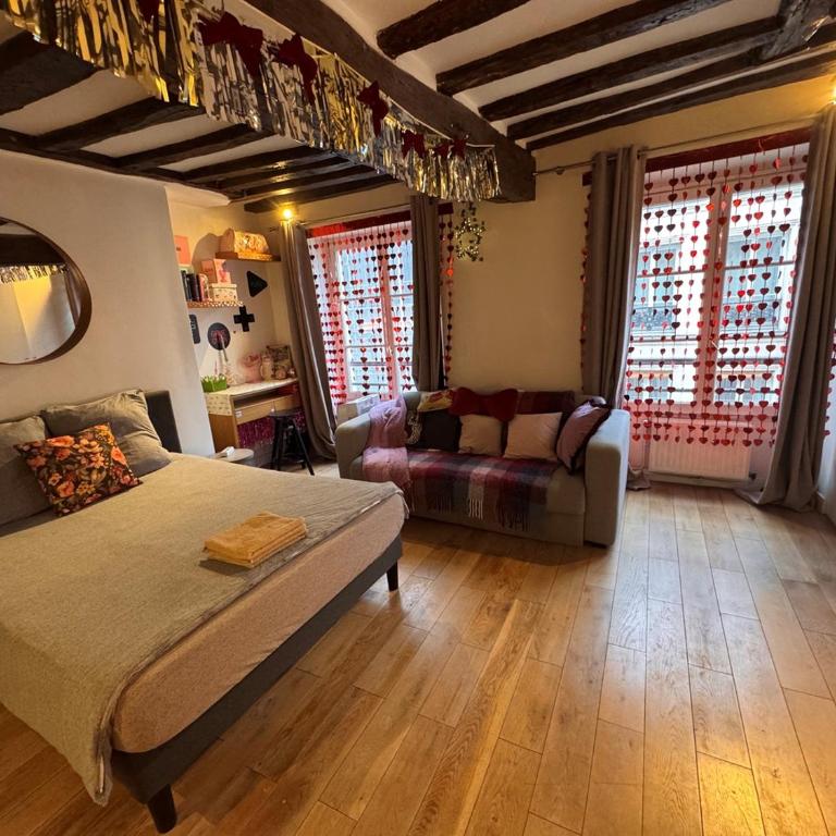1 Cozy Studio in Historic 3rd Arr Near Metro - One-Bedroom Apartment - 1