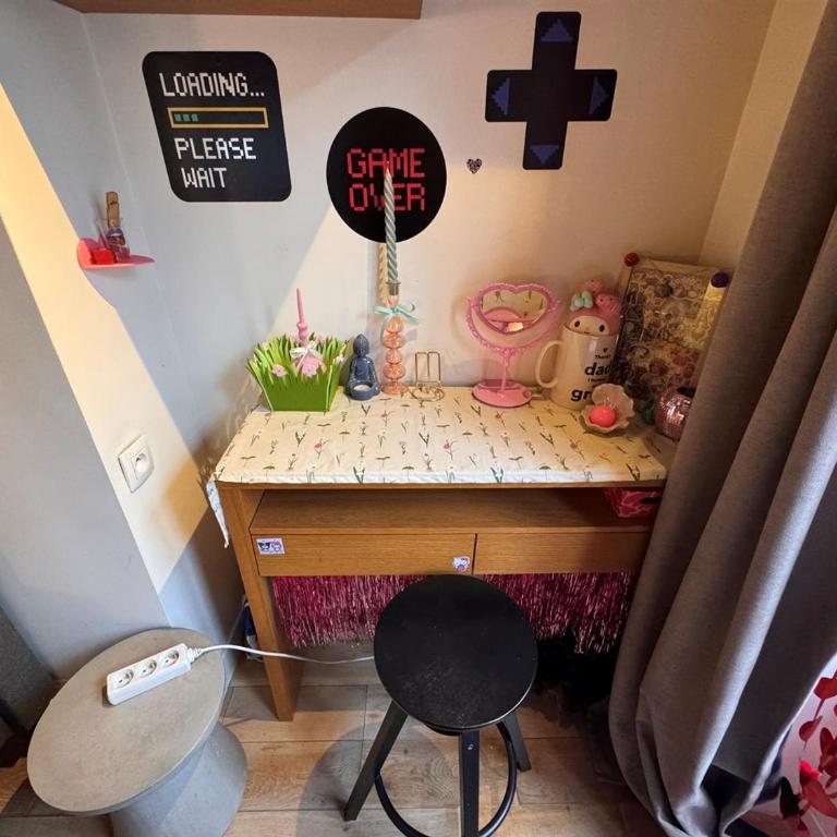 1 Cozy Studio in Historic 3rd Arr Near Metro - One-Bedroom Apartment - 2