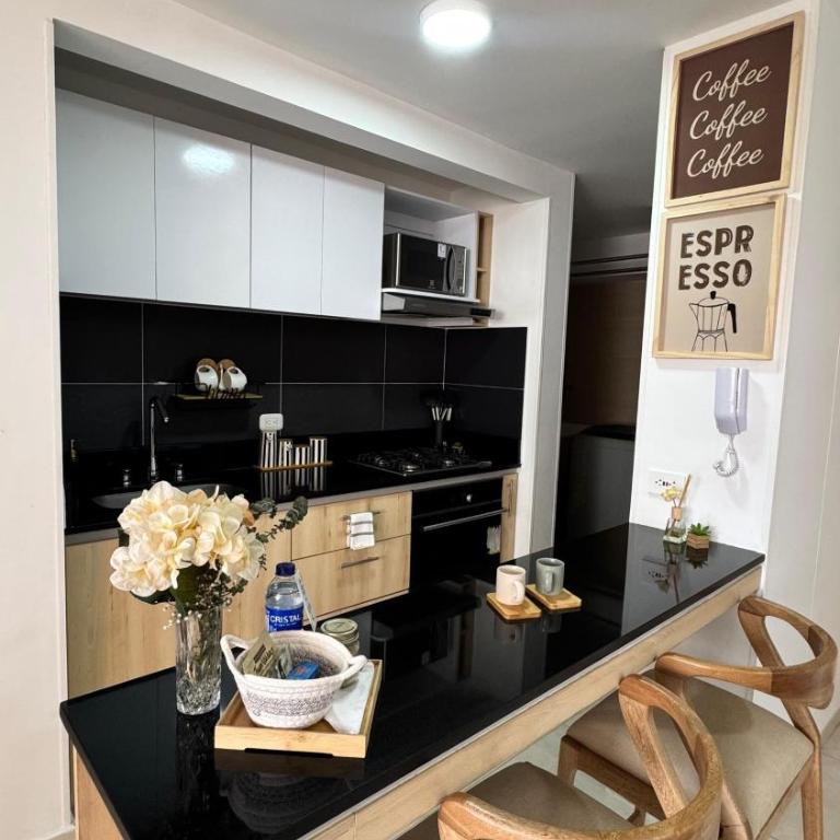 Amplio y Moderno con parqueadero cerca de Clínicas, Aeropuerto y Parque Deportivo Ideal familias y grupos - Apartamento de 3 dormitorios - 6