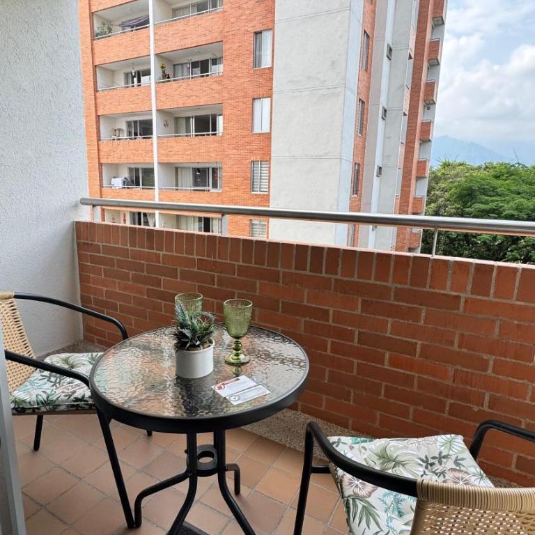 Amplio y Moderno con parqueadero cerca de Clínicas, Aeropuerto y Parque Deportivo Ideal familias y grupos - Three-Bedroom Apartment - 11