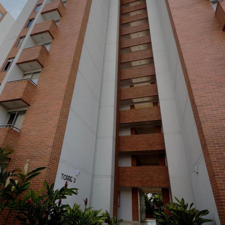 Amplio y Moderno con parqueadero cerca de Clínicas, Aeropuerto y Parque Deportivo Ideal familias y grupos - Apartamento de 3 dormitorios - 20