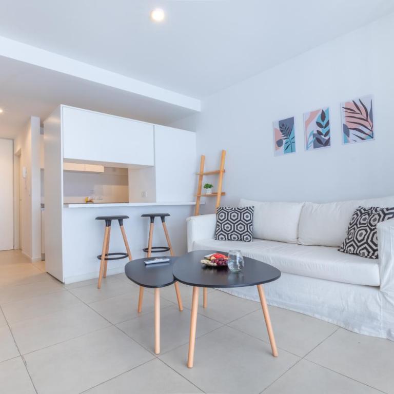 Exclusivo con pileta, cochera, parrilla, cerca del hospital - Apartamento de 1 dormitorio - 26