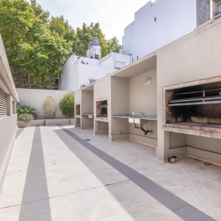 Exclusivo con pileta, cochera, parrilla, cerca del hospital - Apartamento de 1 dormitorio - 36