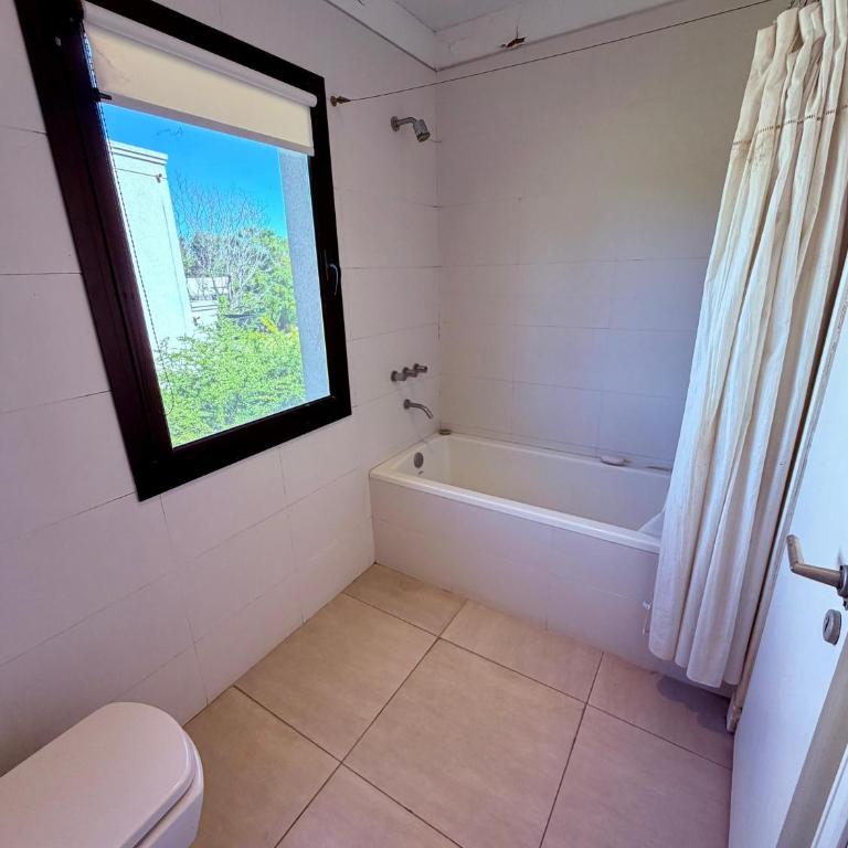 Casa con piscina en Estancias del Pilar, 3 dormitorios, jardín y parrilla - Three-Bedroom House - 19