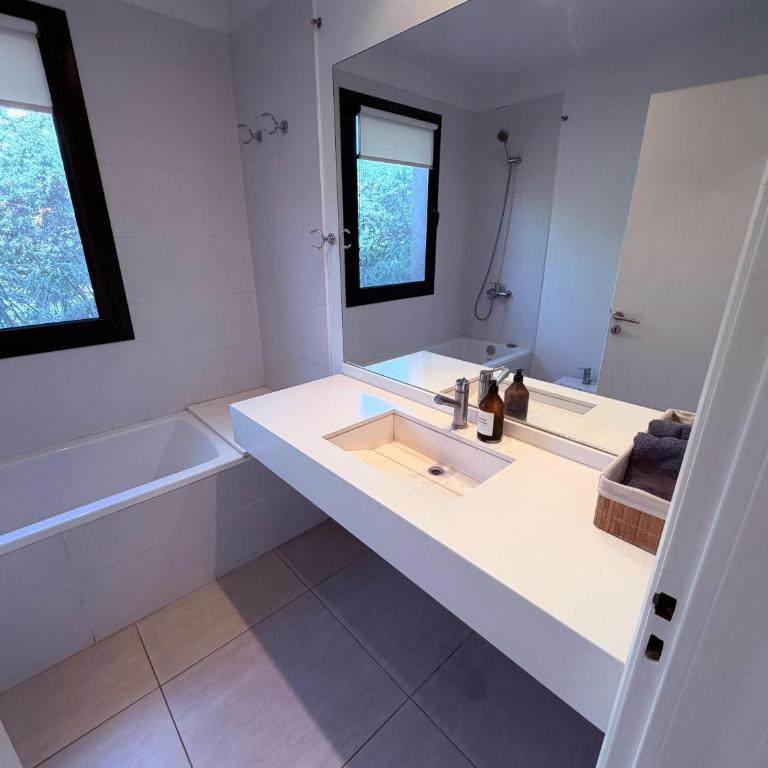Casa con piscina en Estancias del Pilar, 3 dormitorios, jardín y parrilla - Three-Bedroom House - 21